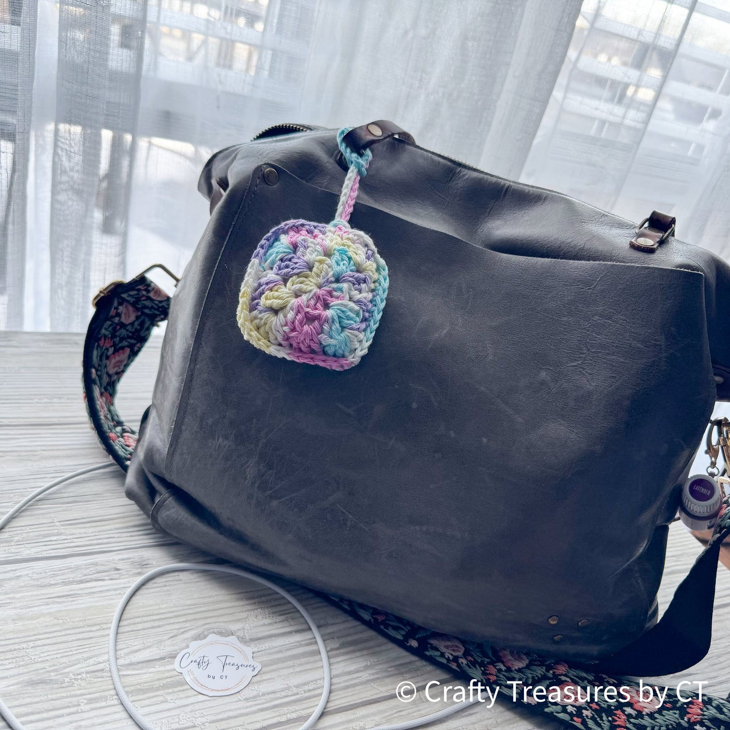 Crocheted Wireless Headphones Case - Fleur De Lavandra