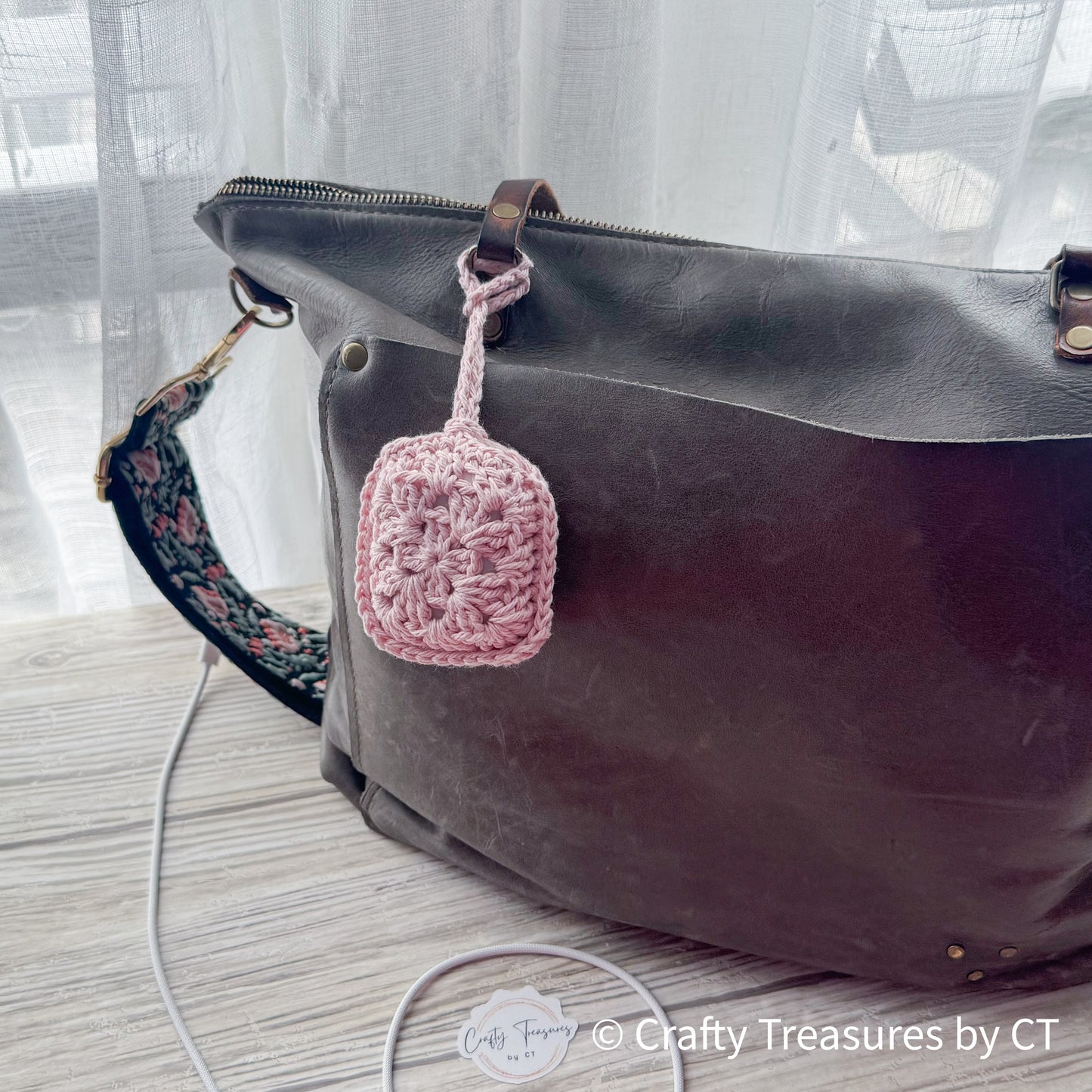 Crocheted Wireless Headphones Case - Pink Quartz